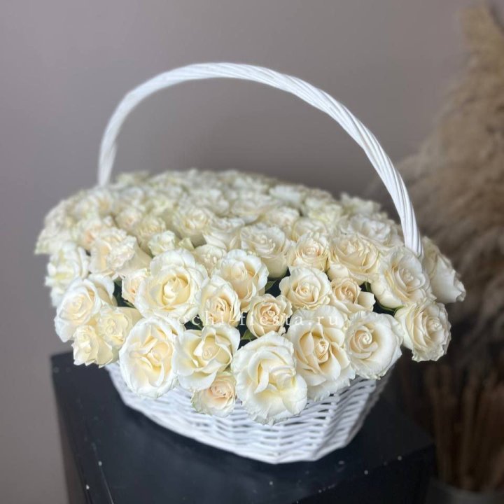 101 белая роза в корзине в Новороссийске