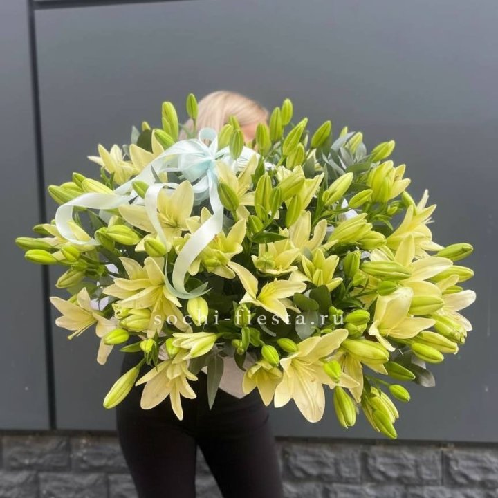 Лилии в корзине в Новороссийске