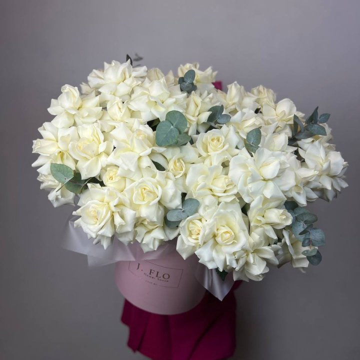 37 белых роз в боксе в Новороссийске