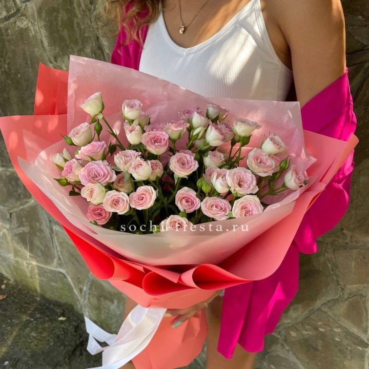 Розовые кустовые розы в Новороссийске