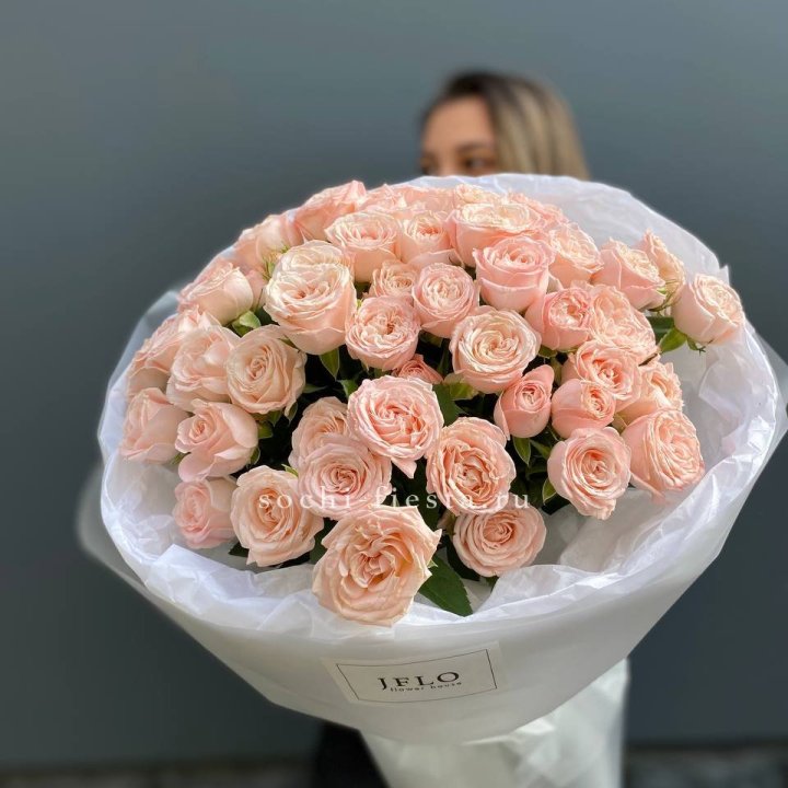 Букет кустовых роз Бомбастик в Новороссийске