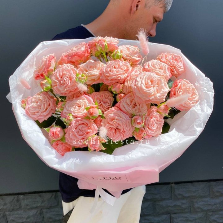 Пионовидные розы Мадам Бомбастик в Новороссийске