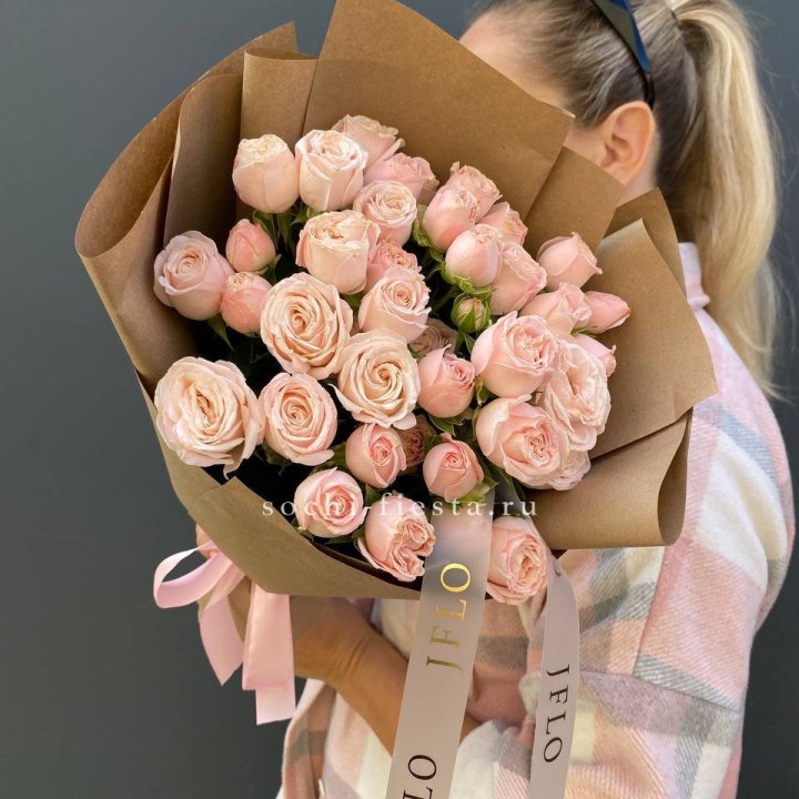 Кустовые розы Бомбастик в крафте в Новороссийске