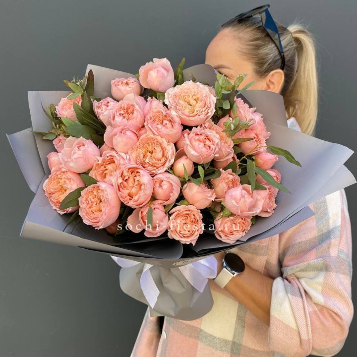 Букет с пионовидными розами "Пивайн" в Новороссийске