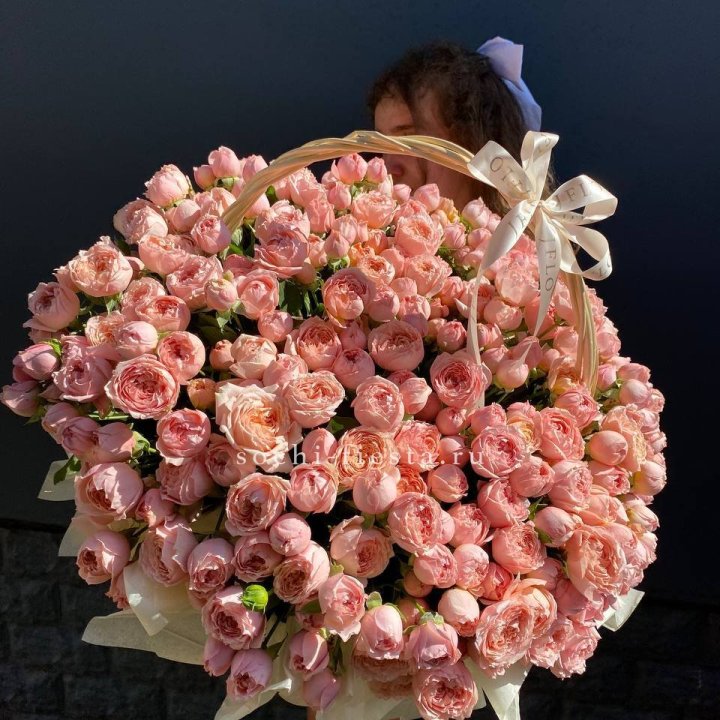 Корзина из пионовидных роз в Новороссийске