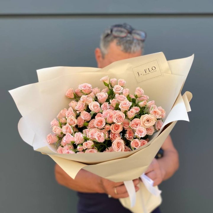 Кустовые розы леди в Новороссийске