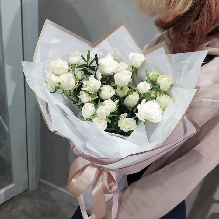 Белоснежные кустовые розы в Новороссийске