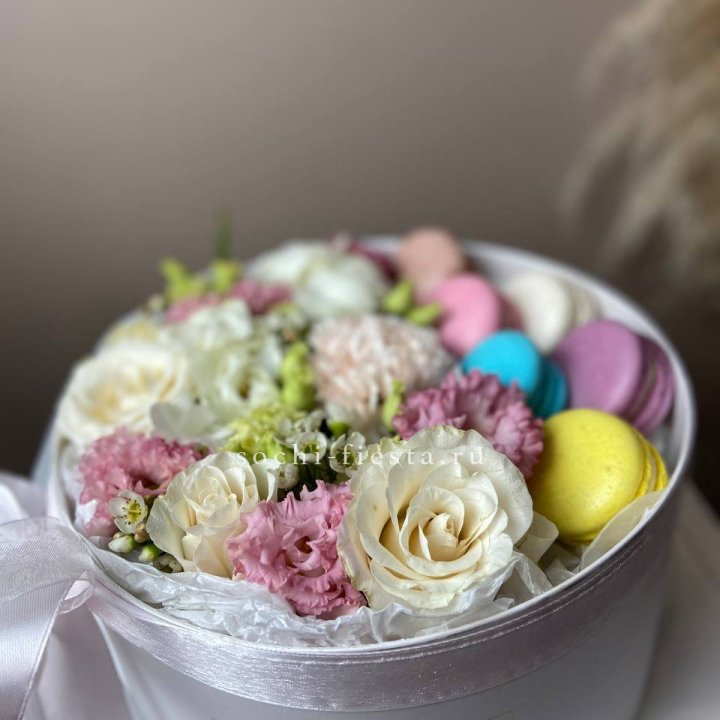 Цветы в цилиндре с макаронс "Прованс" в Новороссийске