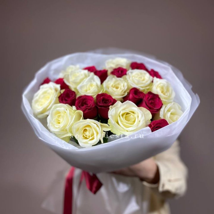 Букет их красных и белых 25 роз в Новороссийске