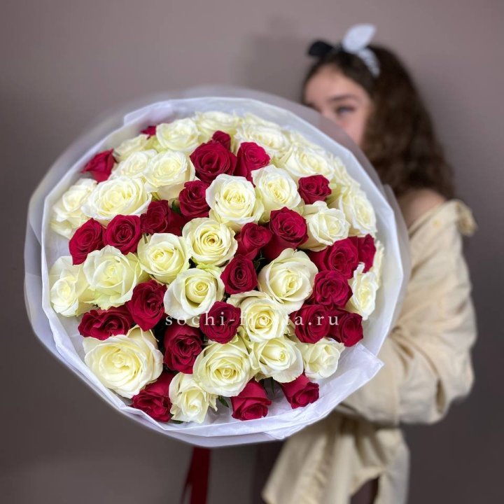 Микс из 55 роз в Новороссийске