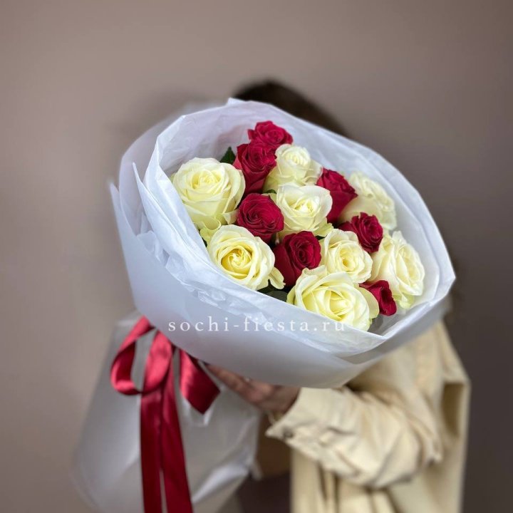 Букет из красных белых 15 роз в Новороссийске