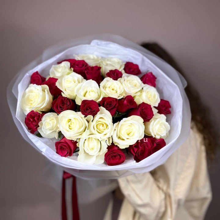 Букет из красных белых 35 роз в Новороссийске