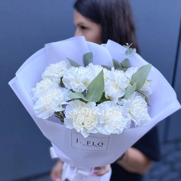 Букет белых диантусов с эвкалиптом в Новороссийске