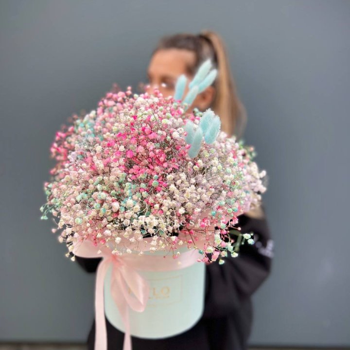 9 Радужных гипсофилы в шляпной коробке в Новороссийске