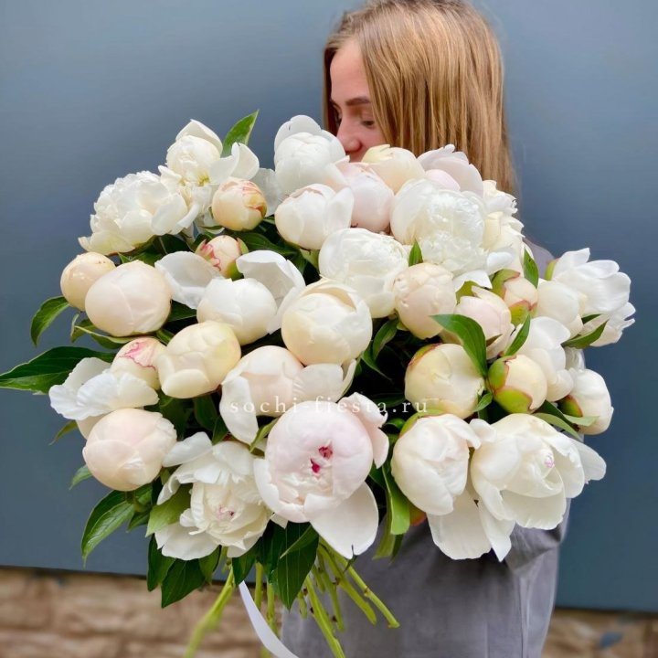 Охапка пионов в Новороссийске