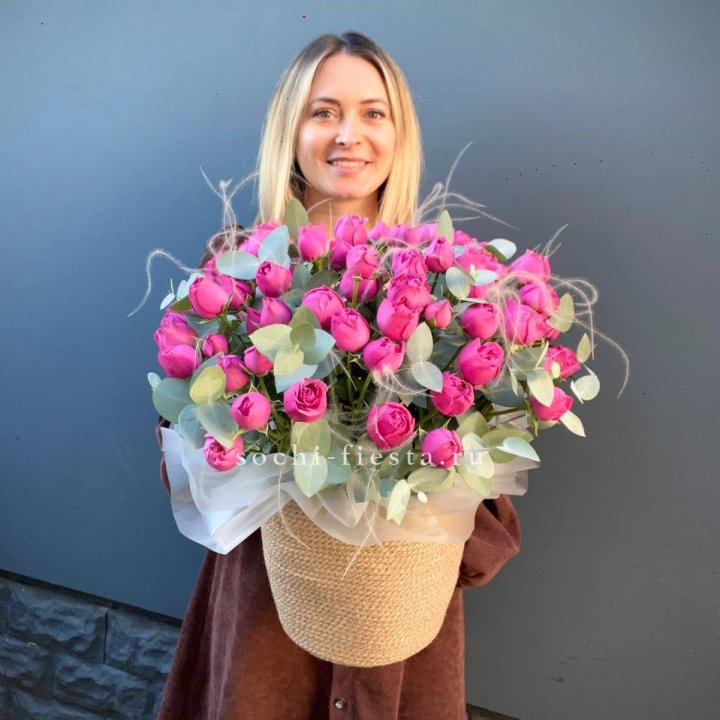 Пионовидные розы  в джутовом кашпо  в Новороссийске