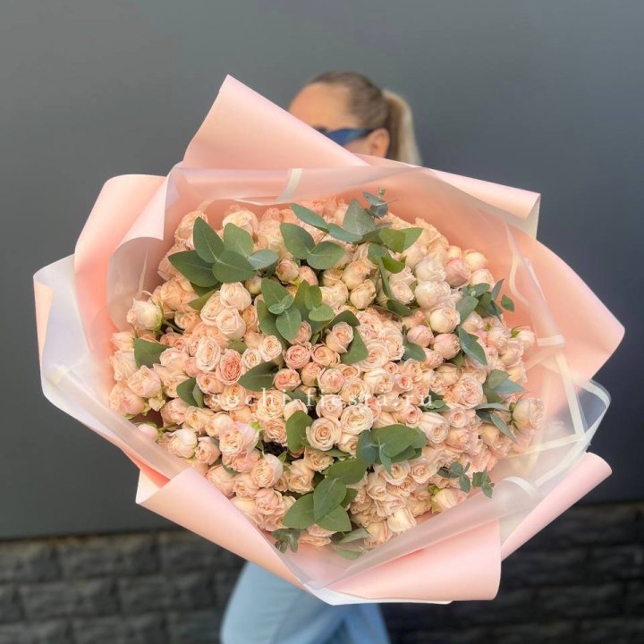 101 кустовая роза с эвкалиптом в Новороссийске