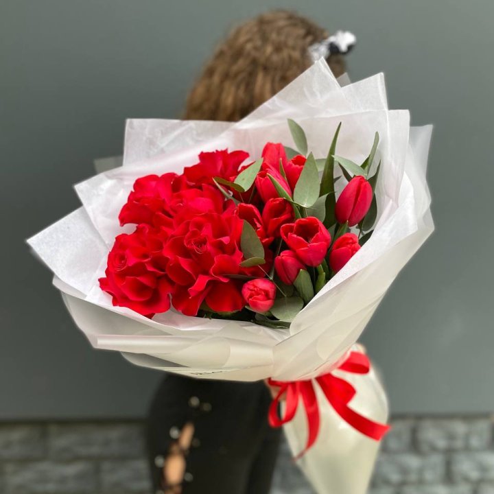 Дуо тюльпаны и розы в Новороссийске