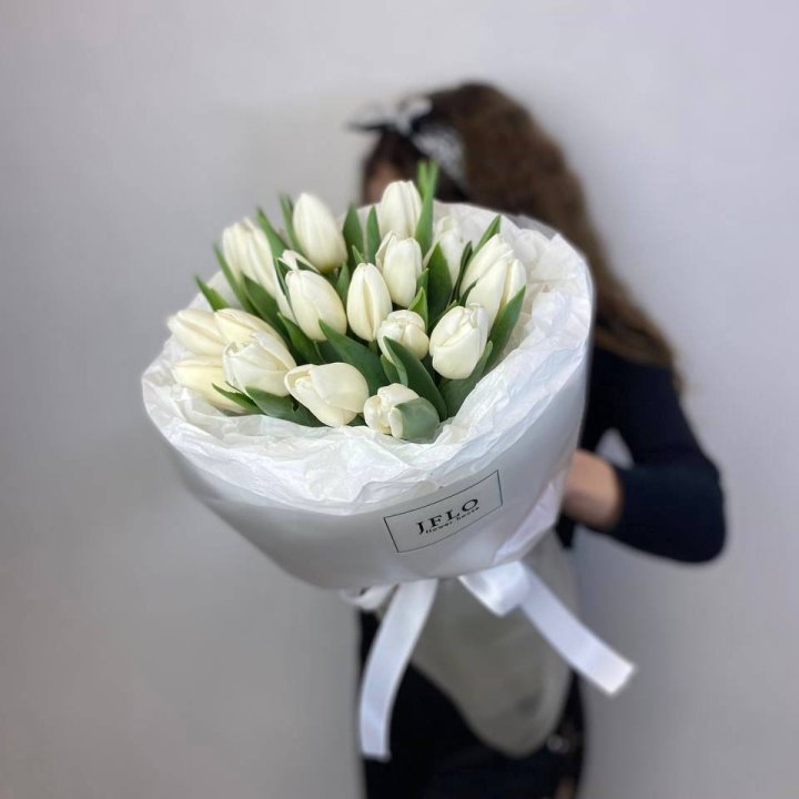  19 белых воздушных тюльпанов в Новороссийске