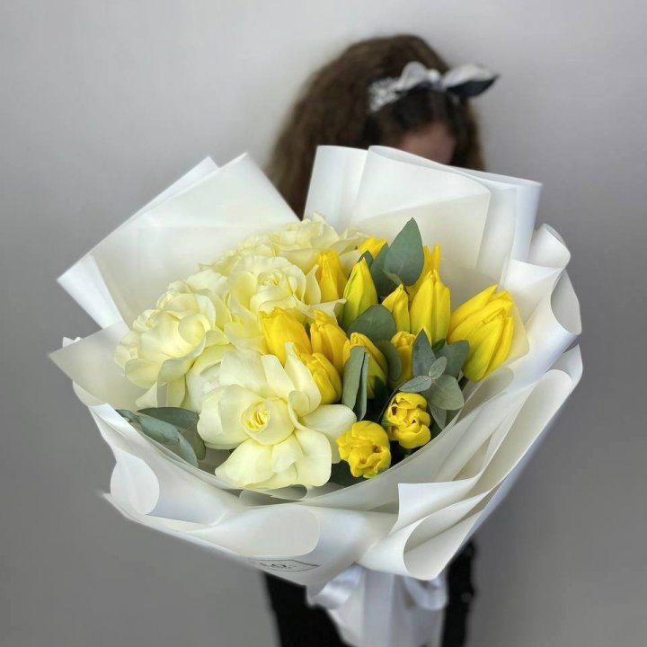 Дуо жёлтые тюльпаны и розы в Новороссийске