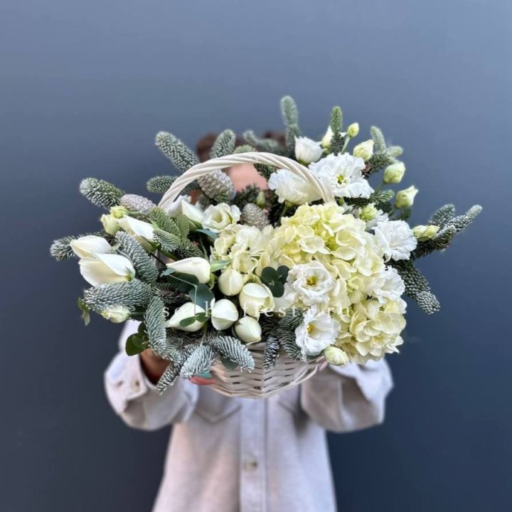 Новогодняя корзина с цветами в Новороссийске