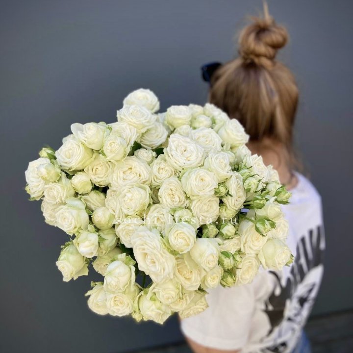 Охапка кустовых роз бомбастик  в Новороссийске