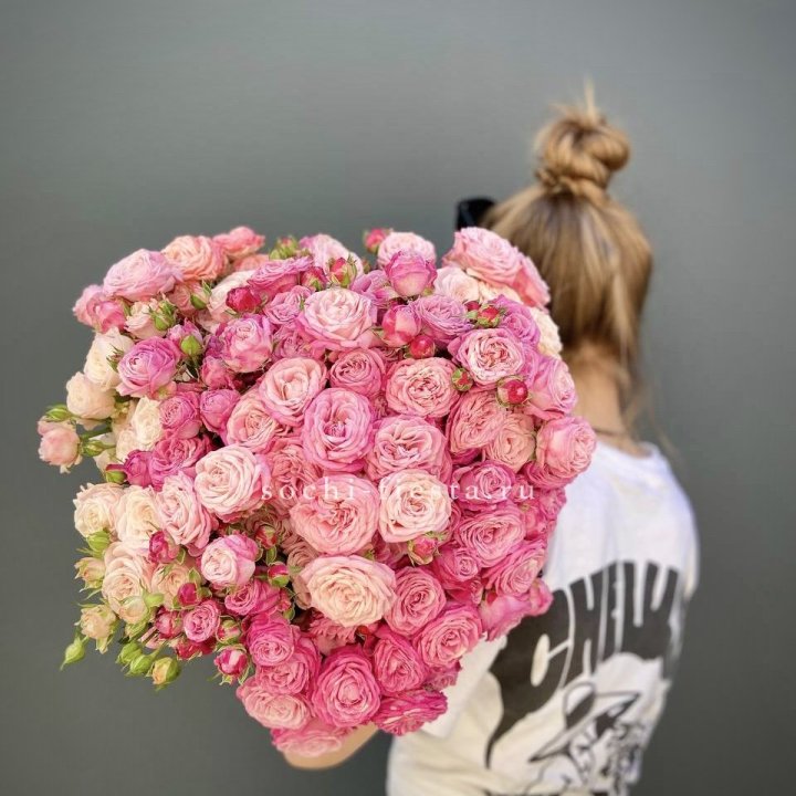 Охапка кустовых роз бомбастик пинк в Новороссийске