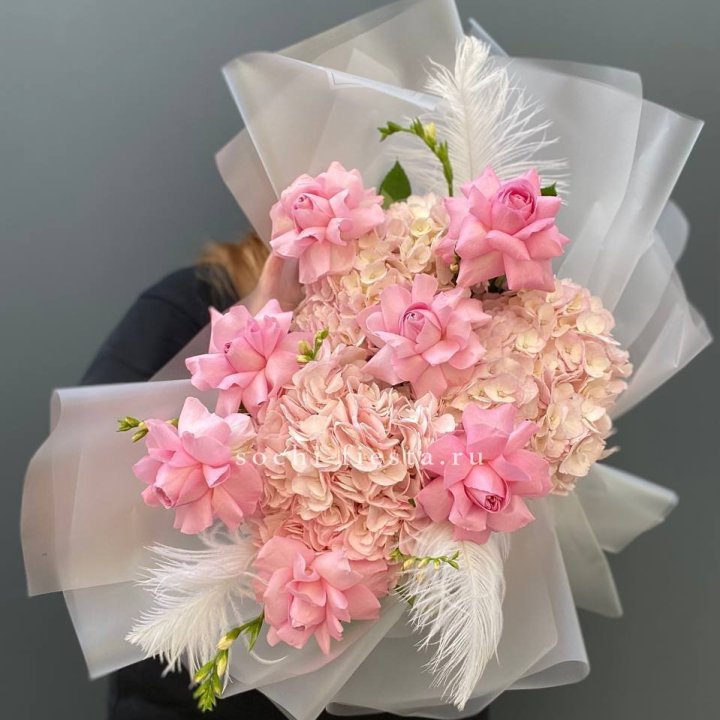  Букет  из гортензий и розовых роз в Новороссийске