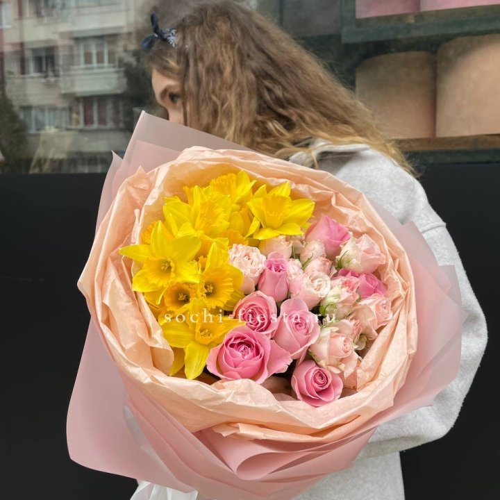 Букет роз и нарциссов в Новороссийске