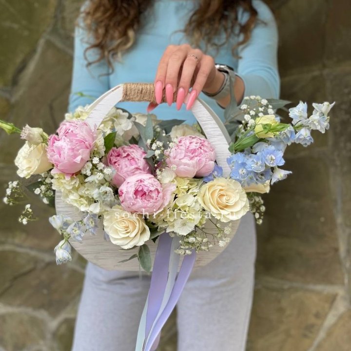 Ящик с пионами в Новороссийске