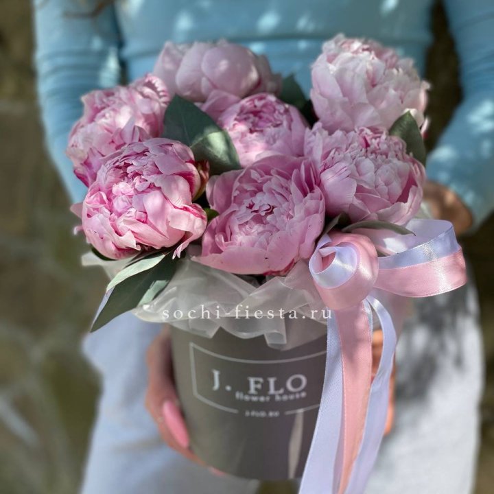 Цилиндр пионов с эвкалиптом в Новороссийске