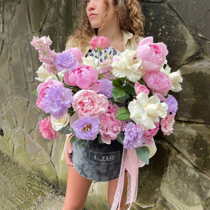 Дизайнерский цилиндр с пионами в Новороссийске