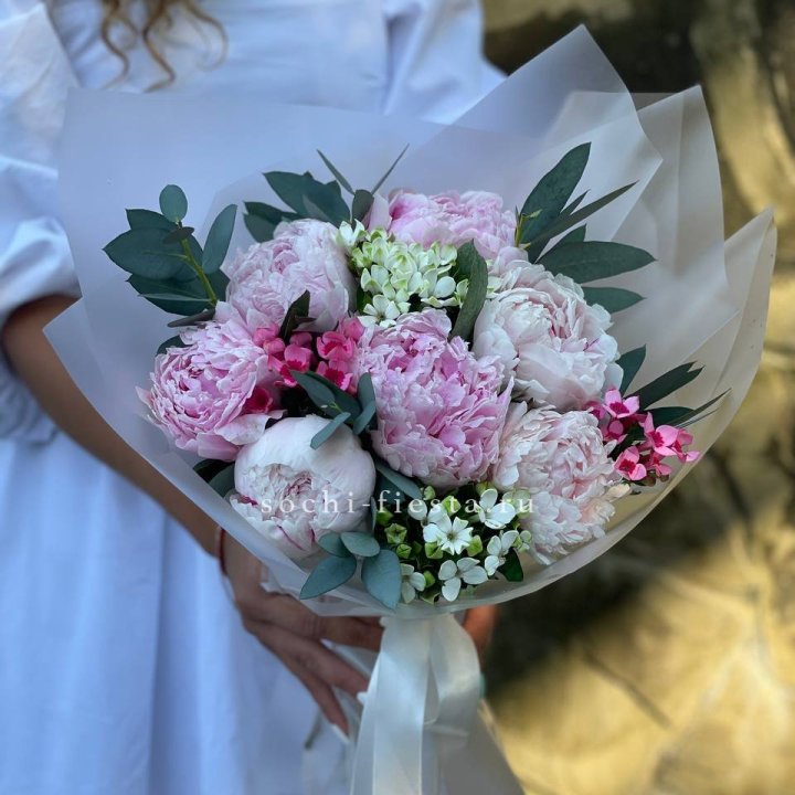 7 зефирных пионов с эвкалиптом в Новороссийске