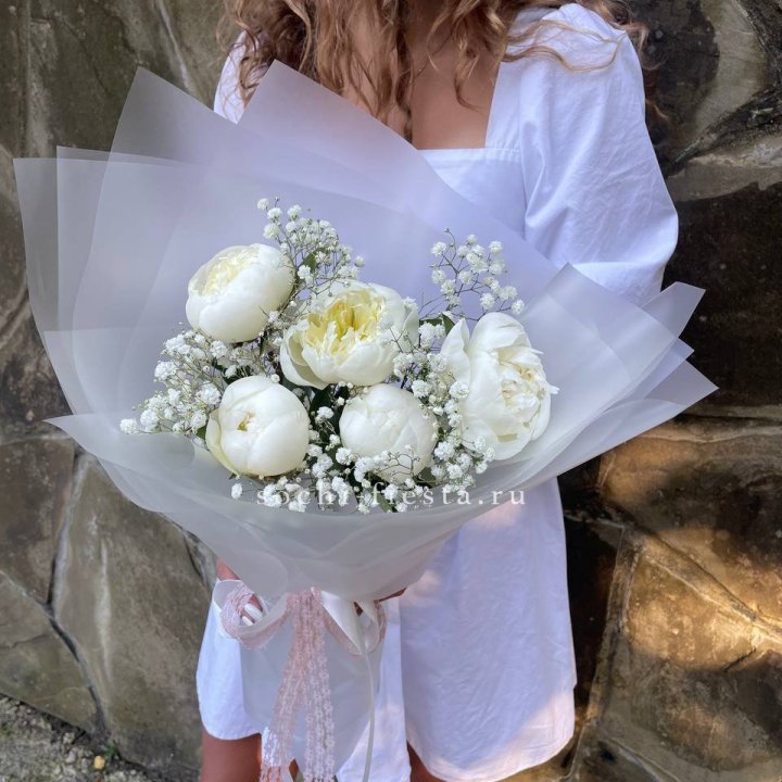 Букет белых пионов "Файв" в Новороссийске