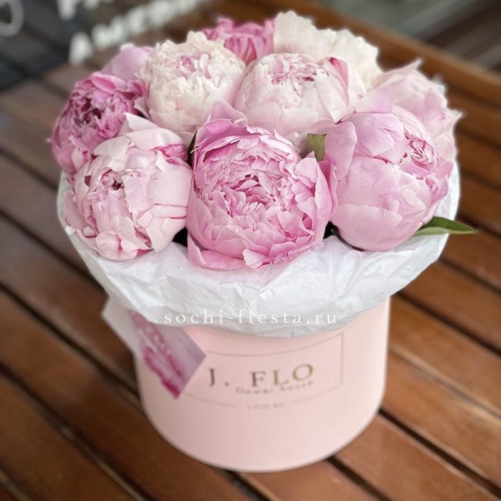 Цилиндр с пионами "Лилу" в Новороссийске