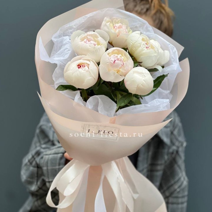 Букет белых пионов в Новороссийске