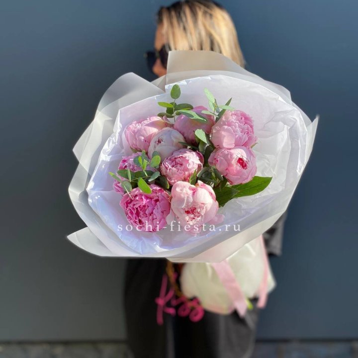 9 пионов с эвкалиптом в Новороссийске