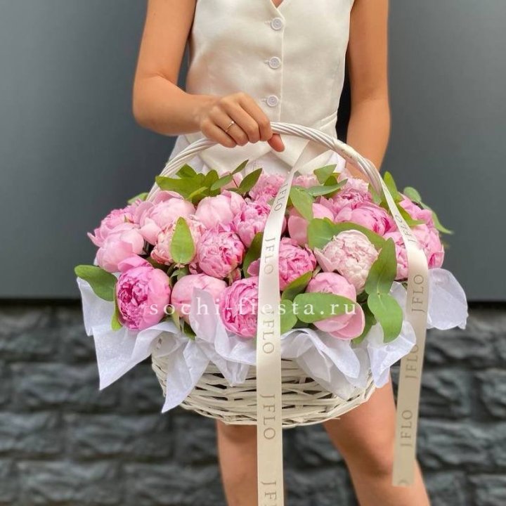 29 пионов в корзине в Новороссийске