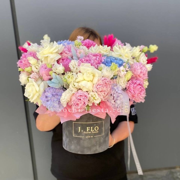 Цилиндр с пионами "Аса" в Новороссийске