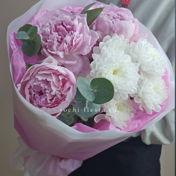  Букет комплимент с пионами в Новороссийске