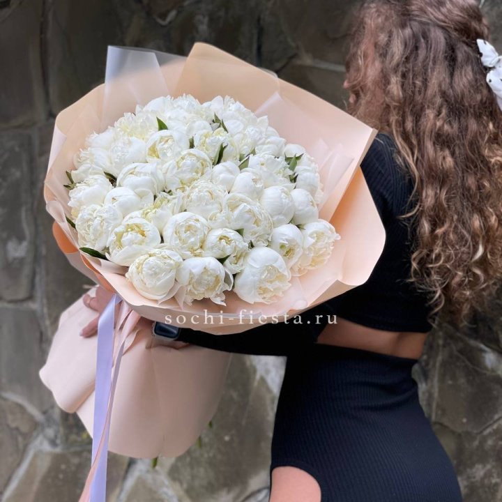 35 белых пион в Новороссийске