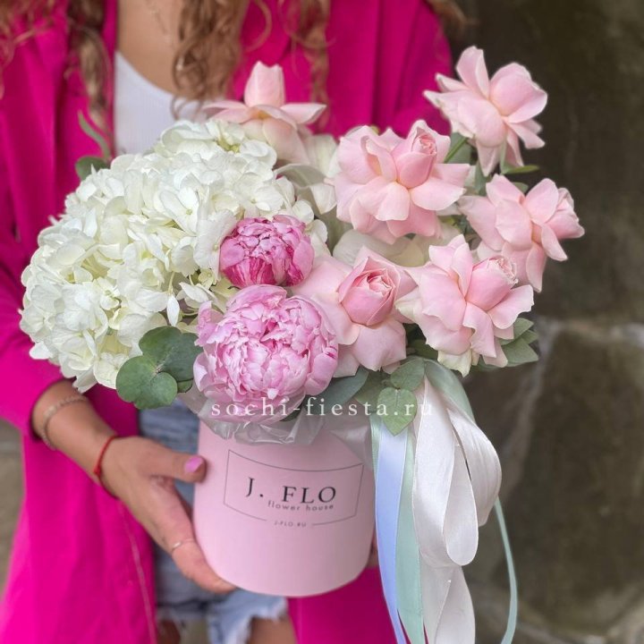 Цилиндр с пионами "Алисия" в Новороссийске