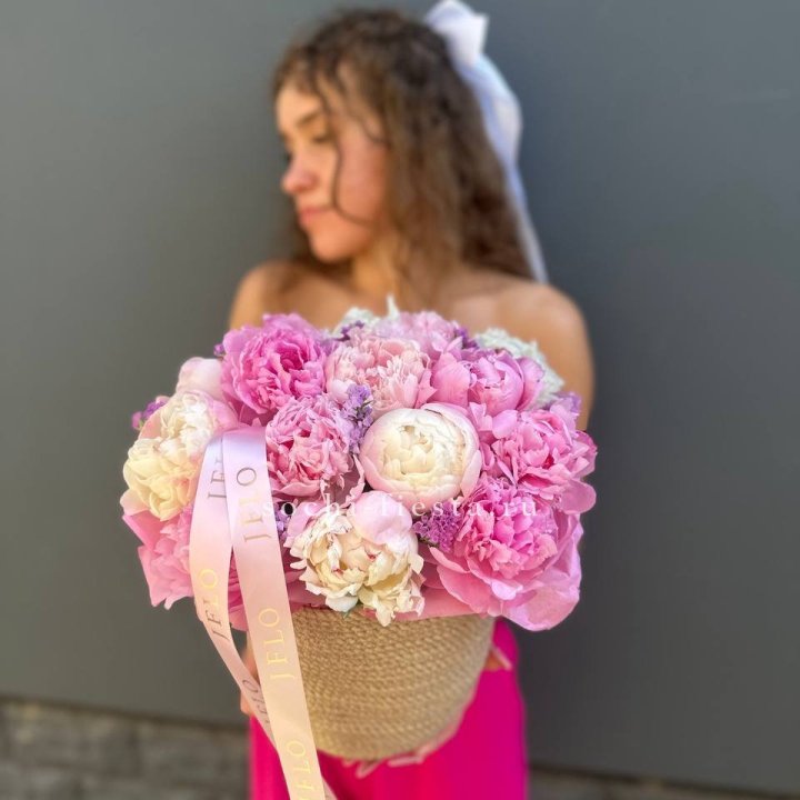 15 пионов в джутовом кашпо в Новороссийске