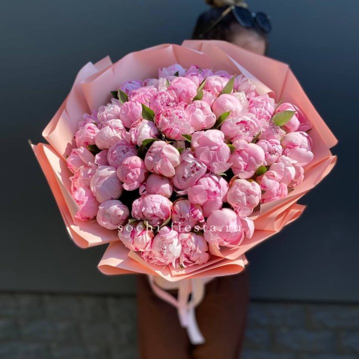 Нежный букет 51 пионов  в Новороссийске