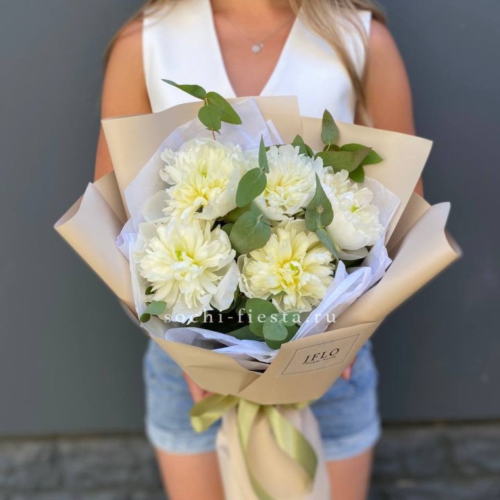  Букет белых пионов в Новороссийске