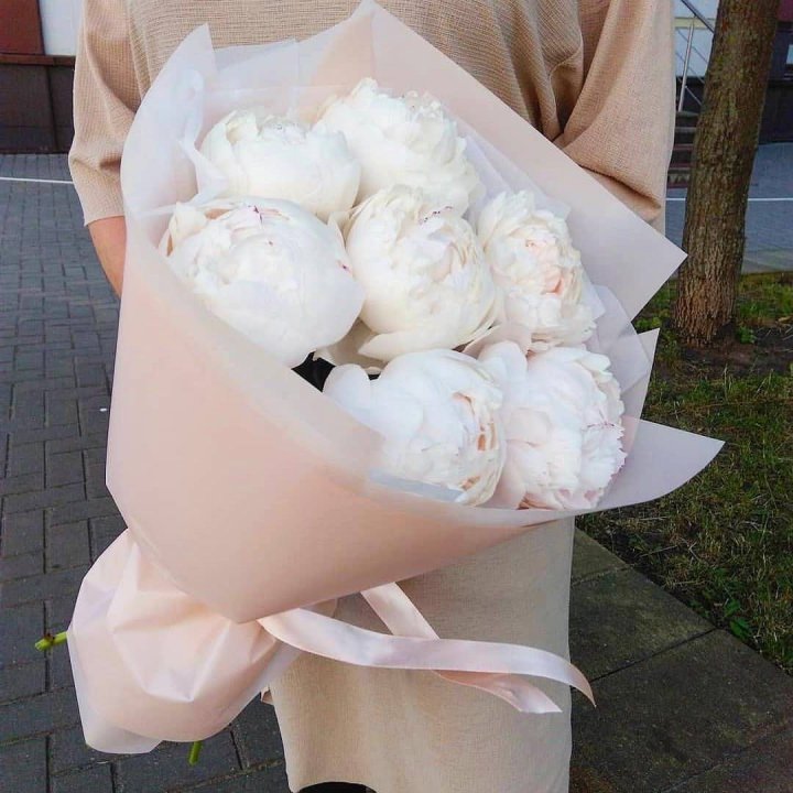 Букет белых пионов в Новороссийске