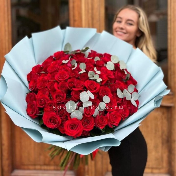 101 красная роза с эвкалиптом в Новороссийске