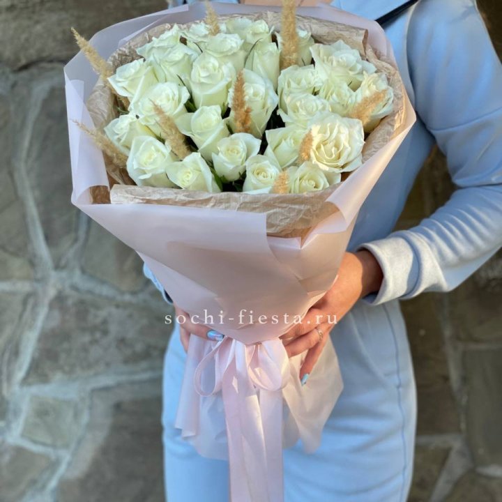 25 белых роз с сухоцветами в Новороссийске