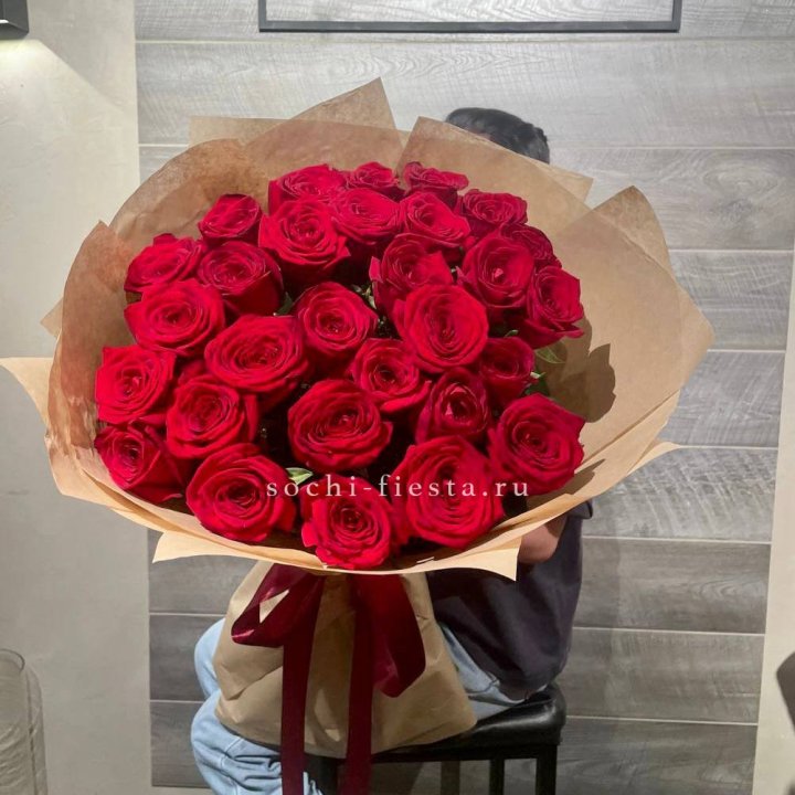 37 красных роз в крафте в Новороссийске