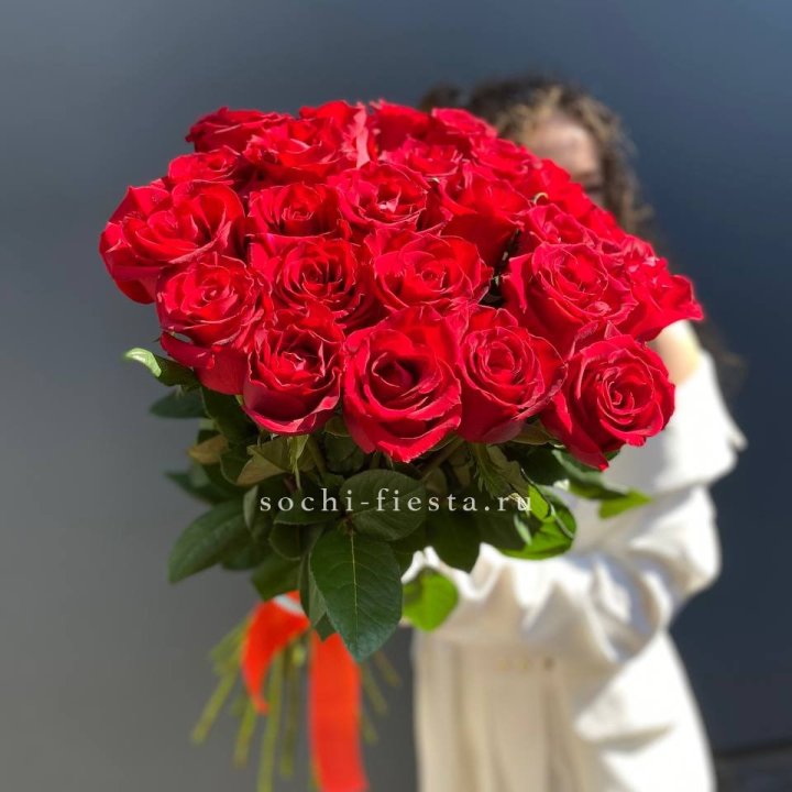 25 высоких красных роз в Новороссийске